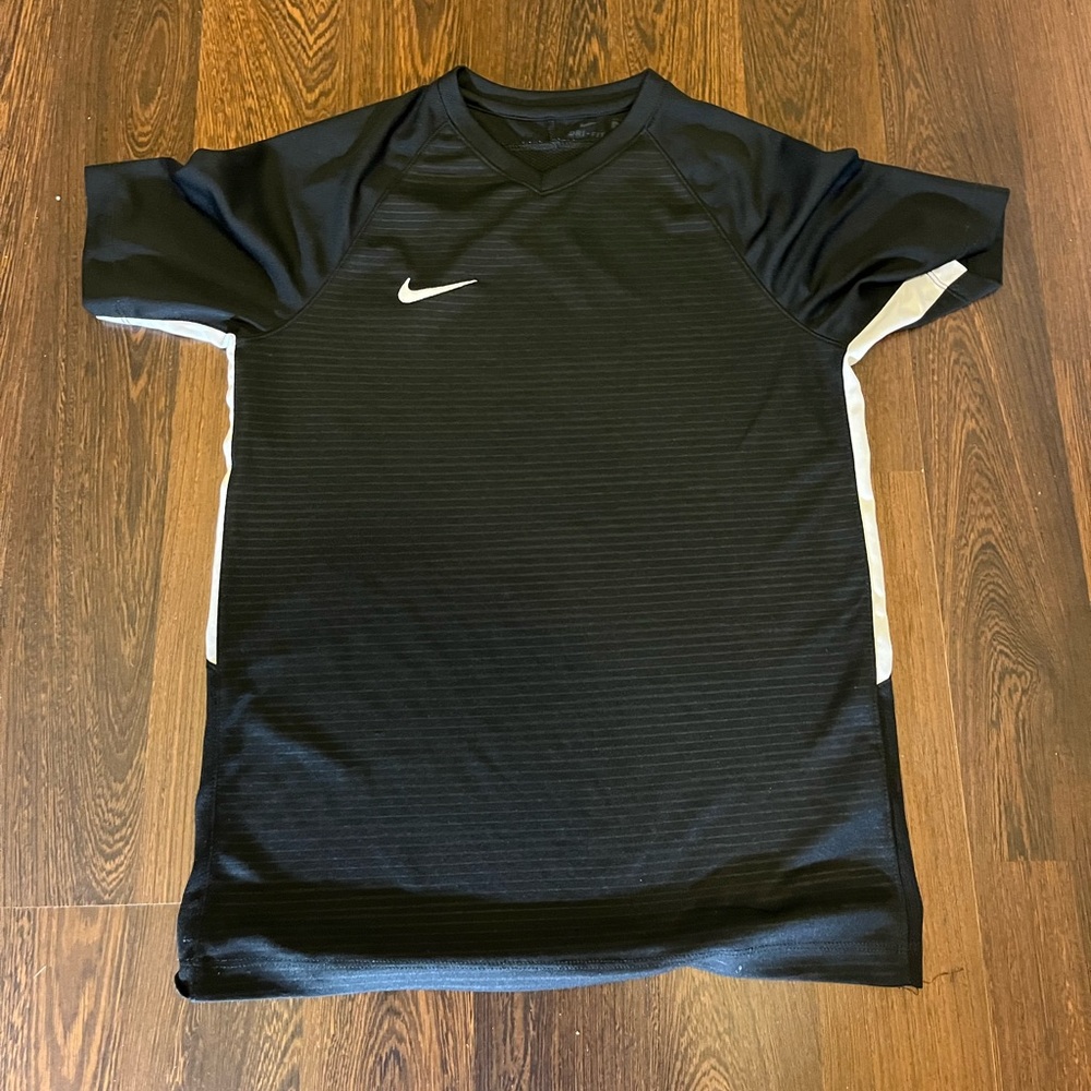 Boy’s Nike Dri Fit T-Shirt Size Large (Cart F-124)